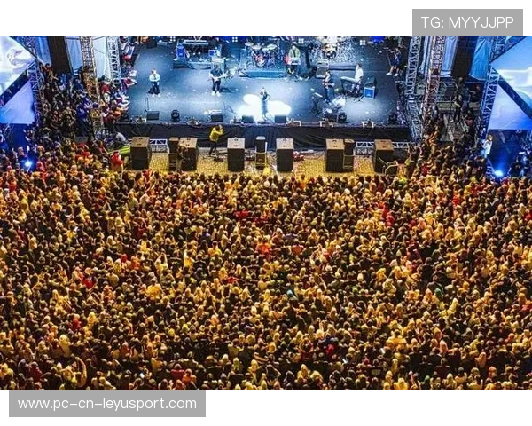 印度主场氛围太炸，全场歌声不停，印度歌手演唱会